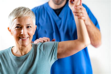 Premium Photo Therapist Checking Senior Womans Arm