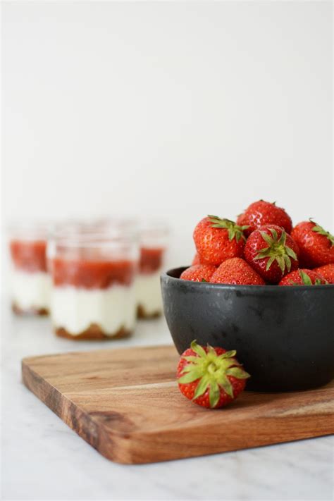 Rabarber Toetjes Met Aardbeien Griekse Yoghurt En Bastogne