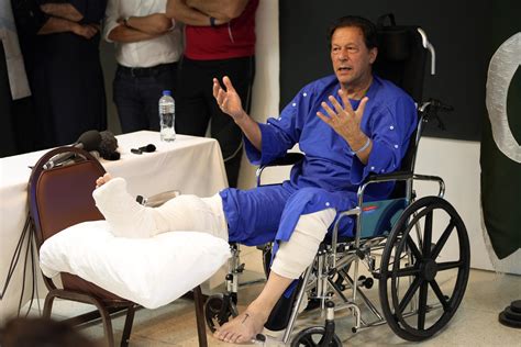 Pakistan S Ex PM Khan Pauses Protest March After Shooting AP News