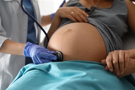 Doctor Examinando A La Mujer Antes De Dar A Luz En El Primer Plano Del