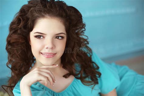 Het Mooie Het Glimlachen Portret Van Het Tienermeisje Brunette Met