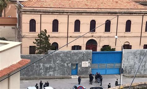 Padre Fa Visita Al Figlio Detenuto In Carcere Polizia Penitenziaria