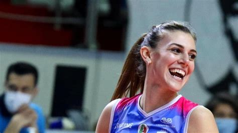 Perseguitava La Pallavolista Di Serie A Alessia Orro Stalker Arrestato