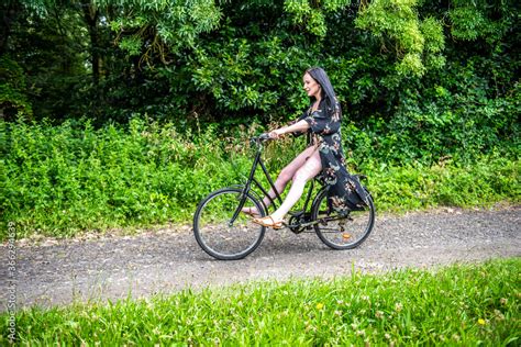 fille nue à vélo en sous bois foto de Stock Adobe Stock