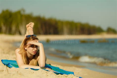 Kobieta Sunbathing I Relaksuje Na Pla Y W Bikini Obraz Stock Obraz