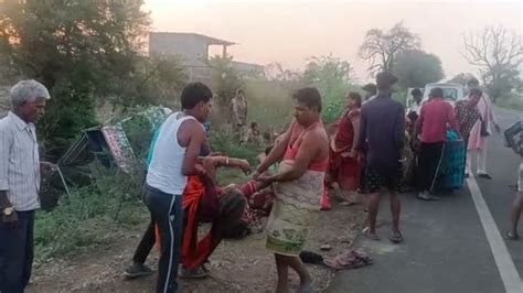 Sagar Bina Road Accident Loading Vehicle Overturned Near Khurai Two Women Died Seven Seriously