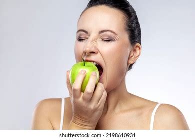 Imagens De Green Apple Holding Nude Woman Imagens Fotos Stock E