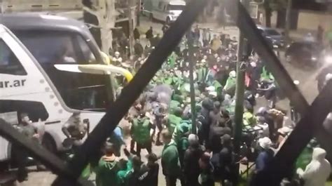 Tensi N Hinchas De Banfield Atacaron Al Micro De Los Jugadores En La