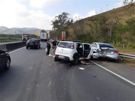 Carros Se Envolvem Em Acidente Na Via Dutra E Uma Pessoa Fica Ferida Em