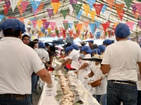 Récord con comida En Teocelo elaboran la enmolada más grande de México