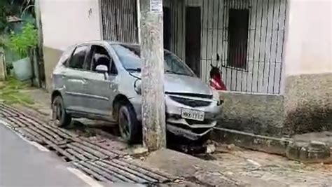 Carro beija poste em acidente em Nova Venécia veja vídeo REDE