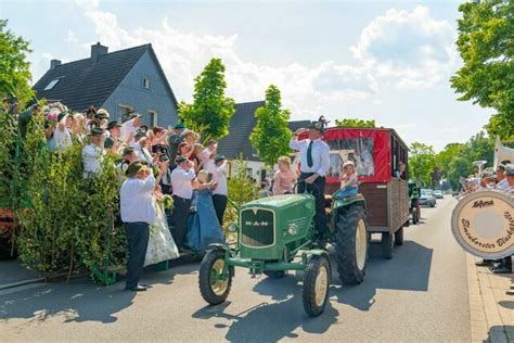 Sch Tzenfest In Nordl Nen Alstedde Viele Bilder Vom Gro En Festumzug