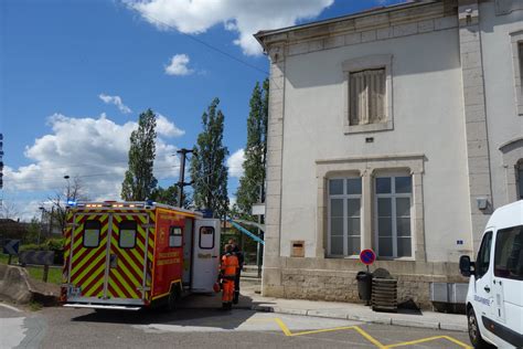 Saint Vit Une Sexagénaire Se Jette Sous Un Train à La Gare