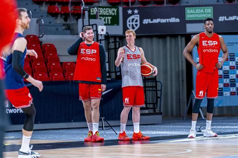 Alberto Díaz Mario Saint Supéry y Yankuba Sima con Ricky Rubio a las