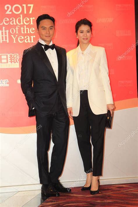 El Actor De Hong Kong Julian Cheung A La Izquierda Y Su Esposa Actriz