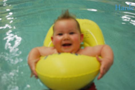 Babyschwimmen Kleinkinderschwimmen Pinguin Wassergewöhung und