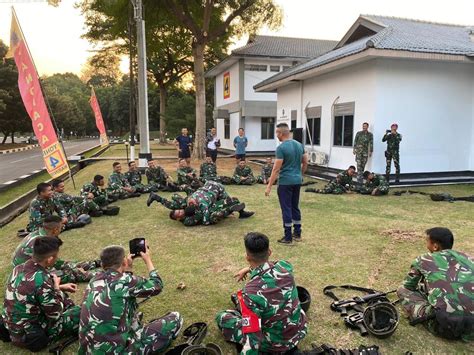 MELATIH KETANGKASAN PRAJURIT YONIF 4 MARINIR LAKASANAKAN BELA DIRI