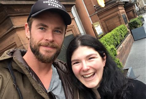 Avengers Hunks Chris Hemsworth And Mark Ruffalo Pose For Selfies With