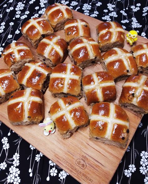 AWARD WINNING SPICY FRUITY HOT CROSS BUNS Copenhagen Bakery