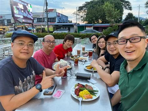Keluarga Cina buat 'kelainan' makan besar Tahun Baharu Cina di kedai ...