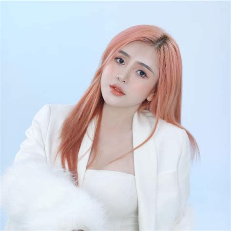 Danh tính nữ TikToker làm trò ở sân bay ngồi trên băng chuyền hành lý nũng nịu tạo dáng Hot