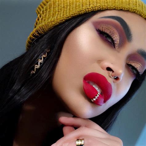 ℭℌ𝔞𝔯𝔦𝔱𝔶 𝔏𝔢𝔦𝔤𝔥 on Instagram Forever Mood EYES urbandecaycosmetics naked heat palette