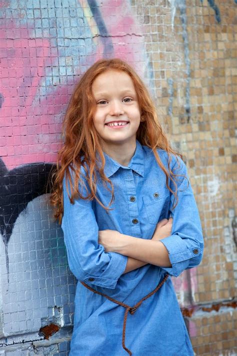 Petite Fille Rousse Photo Stock Image Du Joie Verticale 79565522