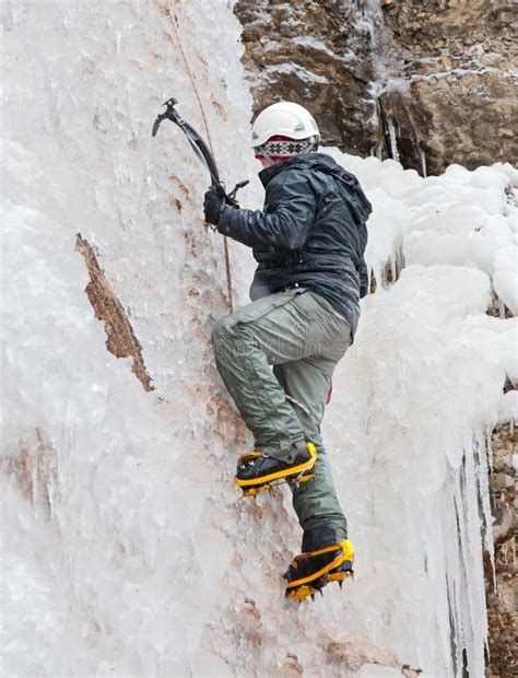 Homem Machados De Gelo E Crampons Foto De Stock Imagem De