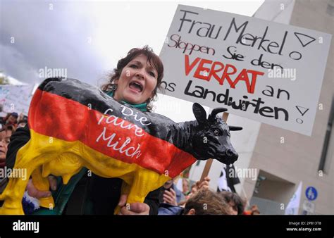 Milchbaeuerin Angelika Mueller Protestiert Am Freitag 2 Oktober 2009