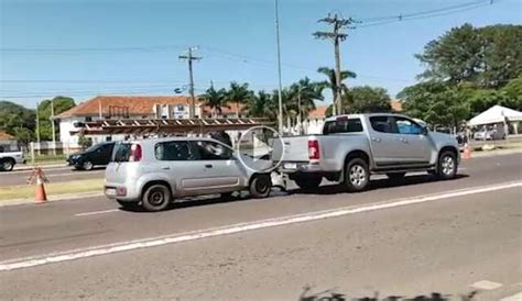 Carro Colide Em Traseira De Caminhonete Na Duque De Caxias Direto Das