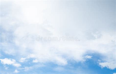 Cielo Azul Claro Con Las Nubes Blancas En El Buen Tiempo Cielo Azul En