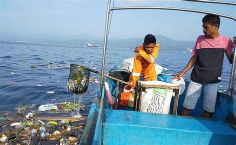 Miris Netizen Keluhkan Warga Terus Buang Sampah Di Teluk Ambon