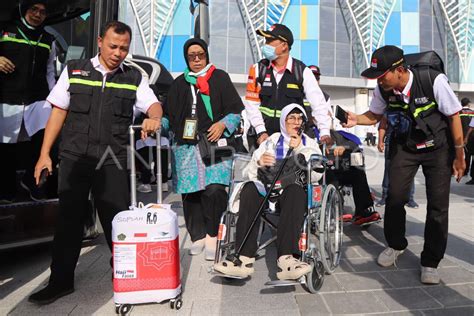 Jamaah Calon Haji Tiba Di Madinah Antara Foto