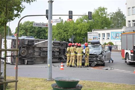 Wypadek W Grudzi Dzu Samoch D Dostawczy Po Zderzeniu Przewr Ci Si Na