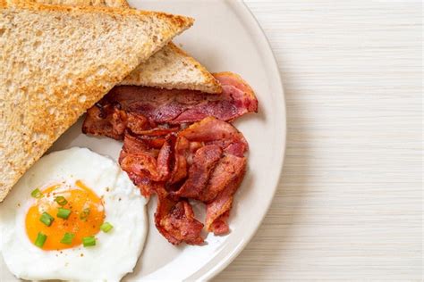 Premium Photo Fried Egg With Toasted Bread And Bacon