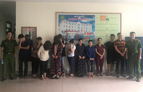 Đường dây lô đề tỷ do hot girl bán bánh mướt cầm đầu Cảnh sát hóa trang để tiếp cận theo dõi