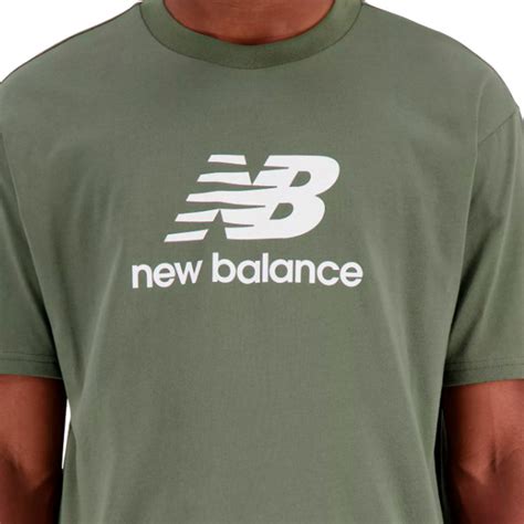 Jersey New Balance Essentials Stacked Logo Deep Olive Green F Tbol