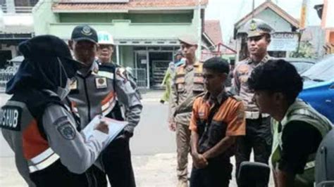 Dishub Sumedang Tertibkan Parkir Liar Sumedang Ruber Id