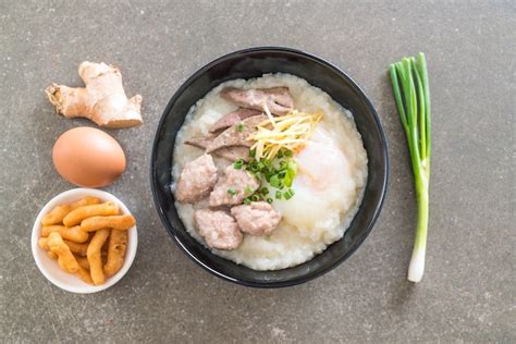 Gachas De Arroz Con Cerdo Y Huevo Foto Premium