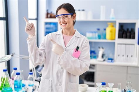 Mujer Morena Joven Que Trabaja En El Laboratorio Cient Fico Sonriendo Y