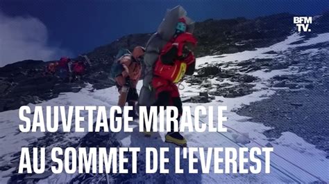 Un Sherpa D Couvre Un Grimpeur Coinc Au Sommet De L Everest Et Le