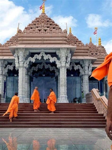 मुस्लिम देश का हिंदू मंदिर एक महीने में पहुंचे 35 लाख से ज्यादा हिंदू