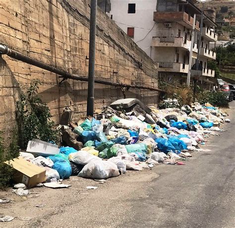 Emergenza Rifiuti A Reggio Calabria Muro Di Spazzatura A Ravagnese