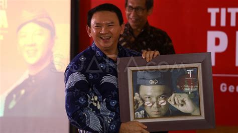 Ahok Lelang 19 Batik Yang Dipakai Saat Ikuti Sidang Penistaan Agama