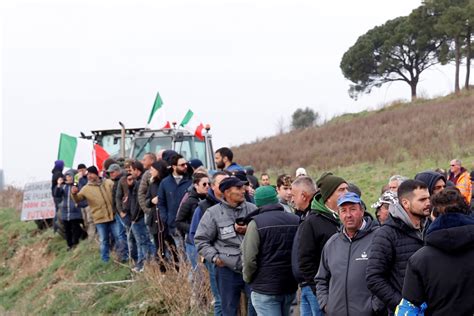 Poljoprivrednici U Znak Protest Dovezli Stotine Traktora U Rim Protive