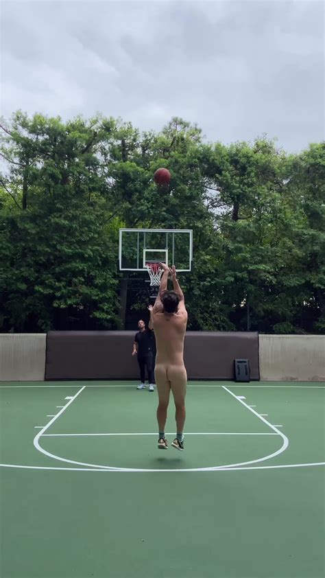 AusCAPS Oliver Hudson Nude On Instagram