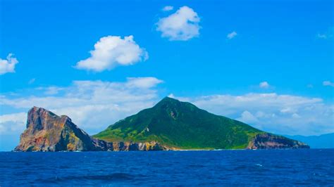 賞鯨＋打卡牛奶湖！期間限定「宜蘭龜山島」開放，再拍超萌祕境「史努比山」食尚玩家