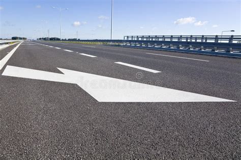 Pusta Autostrada Z Linią Podziału Poboczem I Zieloną Trawą Zdjęcie