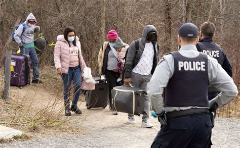 Border Crossing Asylum Seekers Hit Six Year High In Canada Reuters