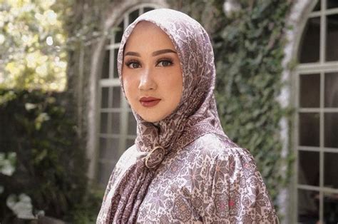 Karier Moncer Jadi Fashion Desainer Dian Pelangi Kepergok Boyong Tas